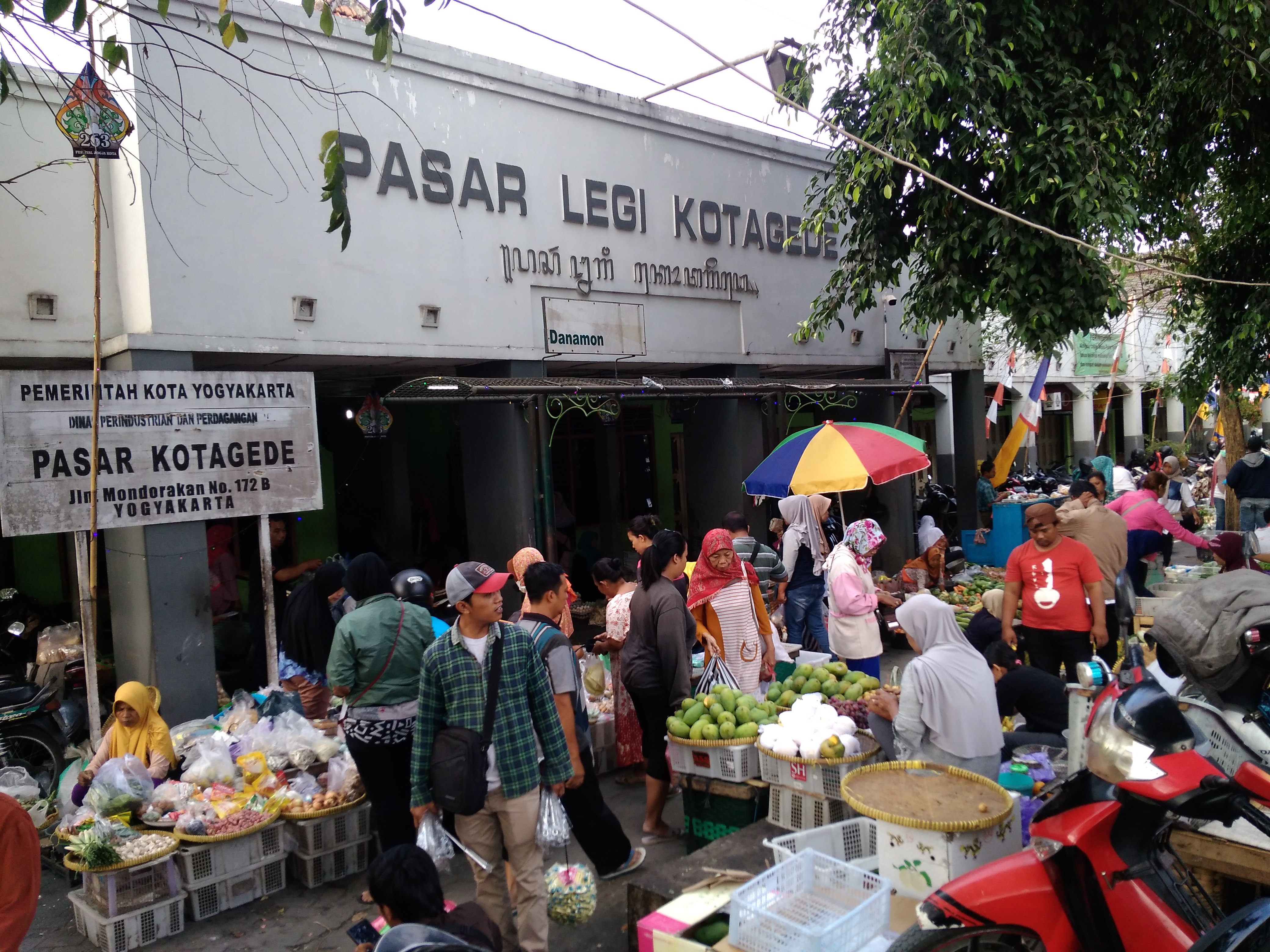 suasana pagi di pasar legi kotagede