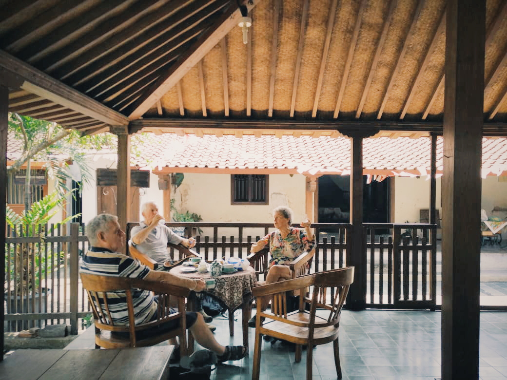 duduk santai di joglo khas jogja